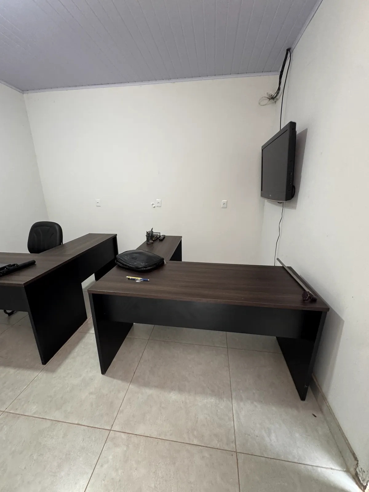 Escritório administrativo mobiliado.
