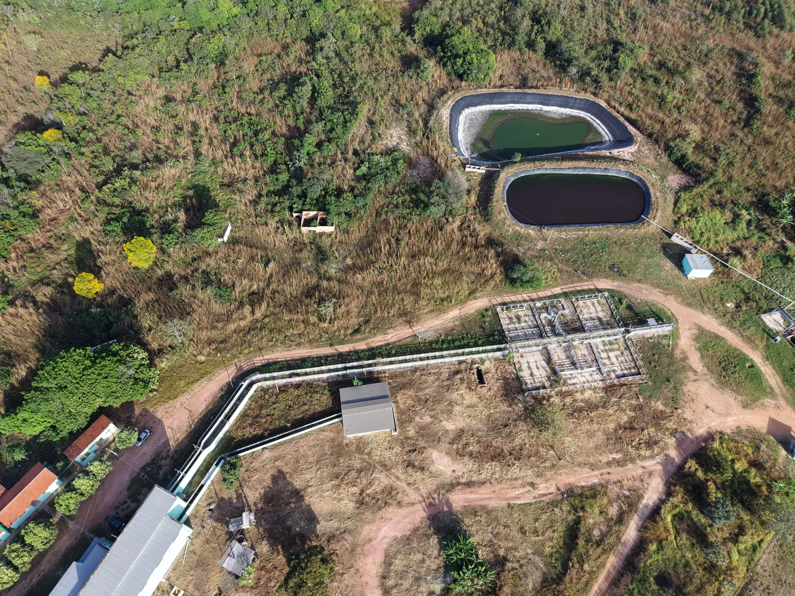 Vista aérea das lagoas de tratamento de efluentes, anaeróbia e facultativa.