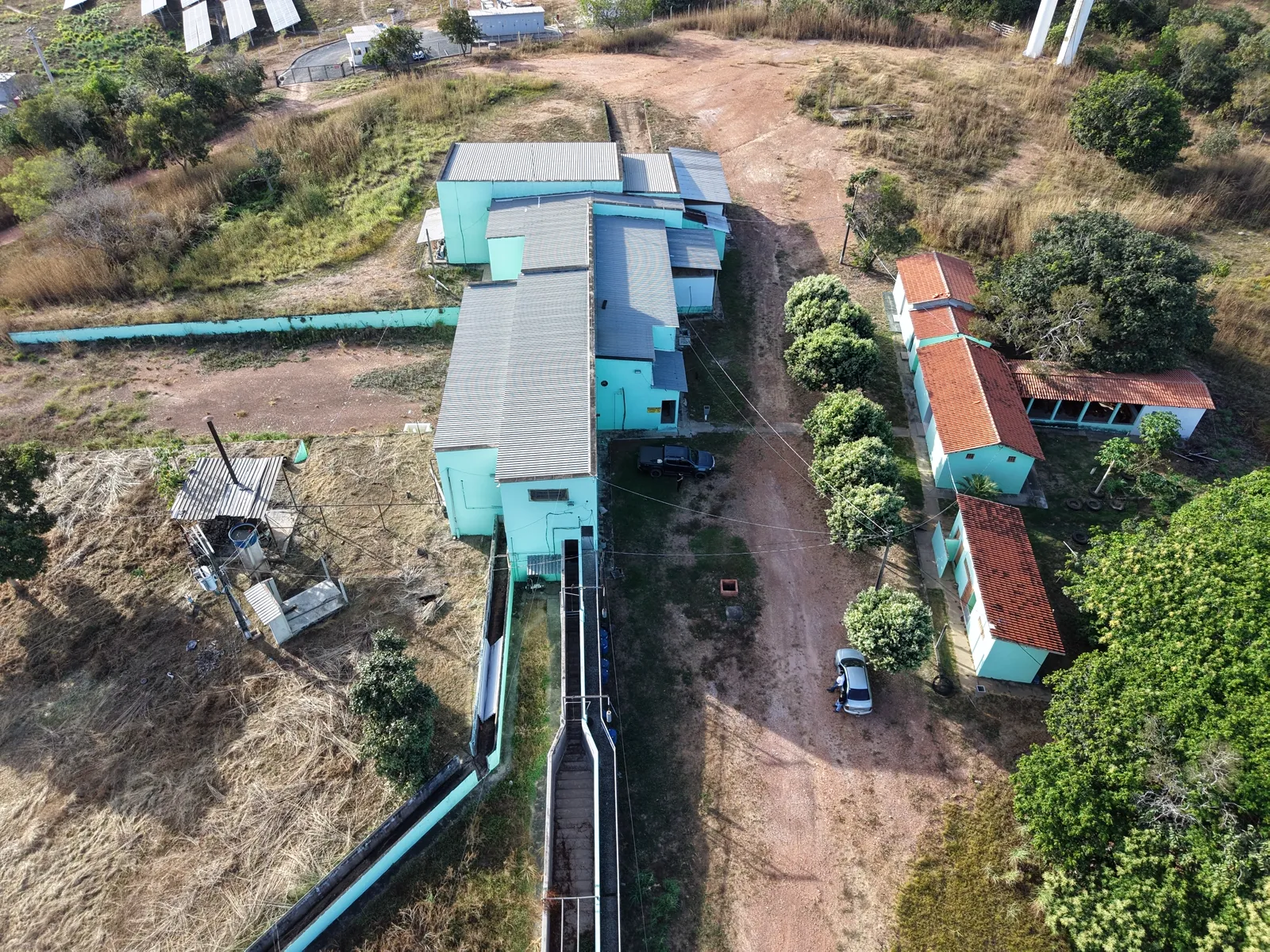 Vista aérea da propriedade e da malha de acessos até a planta.