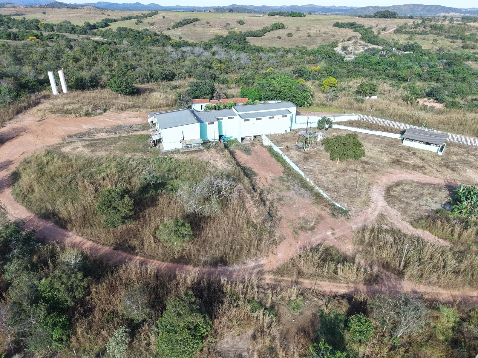 Vista aérea geral da planta do Frigorífico Reno sobre o platô, cercada pelo cerrado.