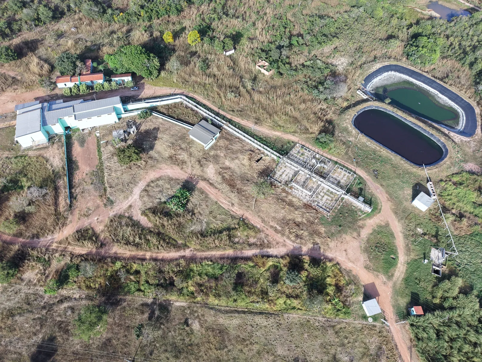 Vista aérea da planta com as lagoas de tratamento ao fundo.