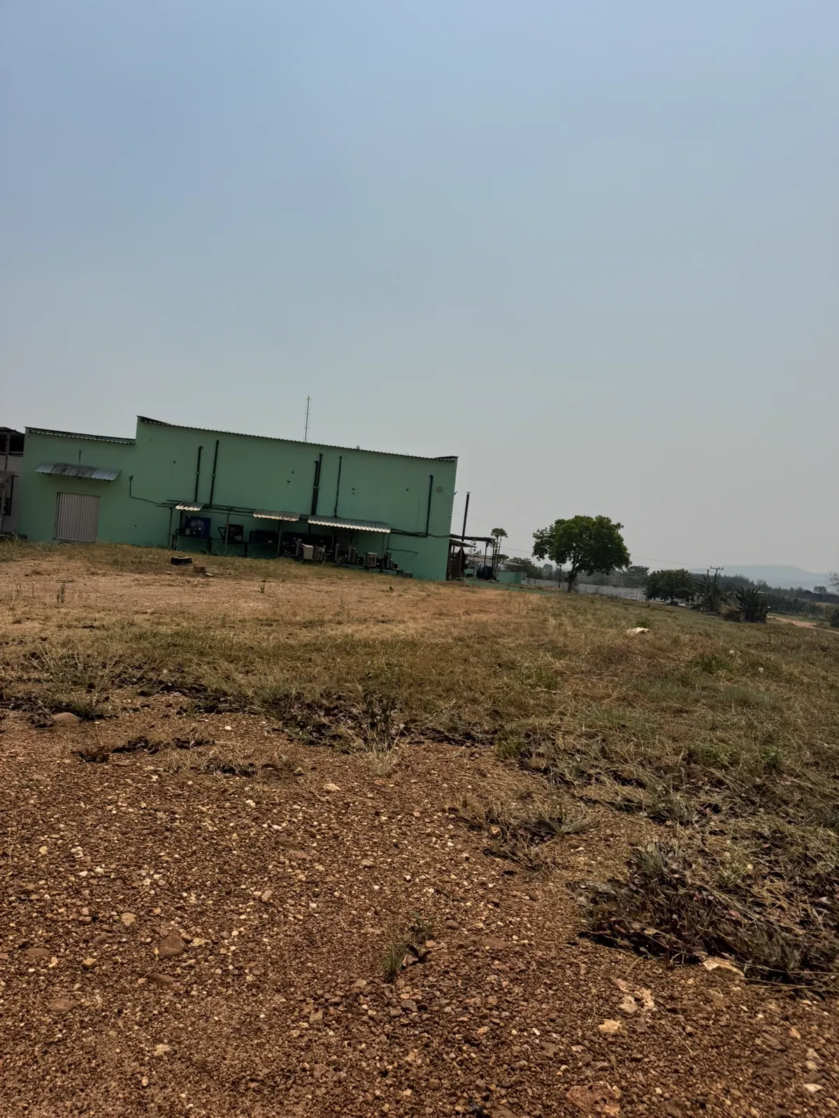 Vista externa da planta, com os conjuntos de refrigeração ao longo da parede.
